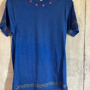 058 BLUE T-NECK TEE WITH FLOWER RIBBON AND RED BUTTON ACCENT - WAIST SLIT